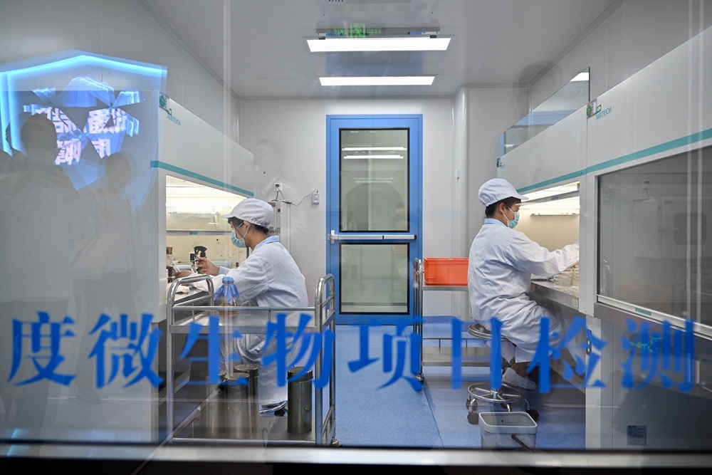 2024年5月8日，福建長富乳品有限公司工作人員在對(duì)乳品進(jìn)行微生物項(xiàng)目檢測(cè)。新華社記者 姜克紅 攝