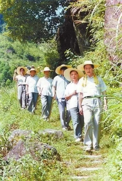 1989年7月，習(xí)近平在壽寧縣山村。