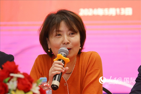陜西省歸國(guó)華僑聯(lián)合會(huì)黨組成員、副主席兼秘書長(zhǎng)尚小紅在座談會(huì)上致辭。人民網(wǎng)記者 陳海琪攝