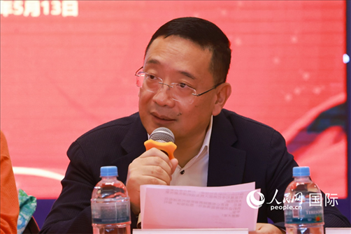 巴西文協(xié)主席上官建峰在座談會(huì)上致辭。人民網(wǎng)記者 陳海琪攝