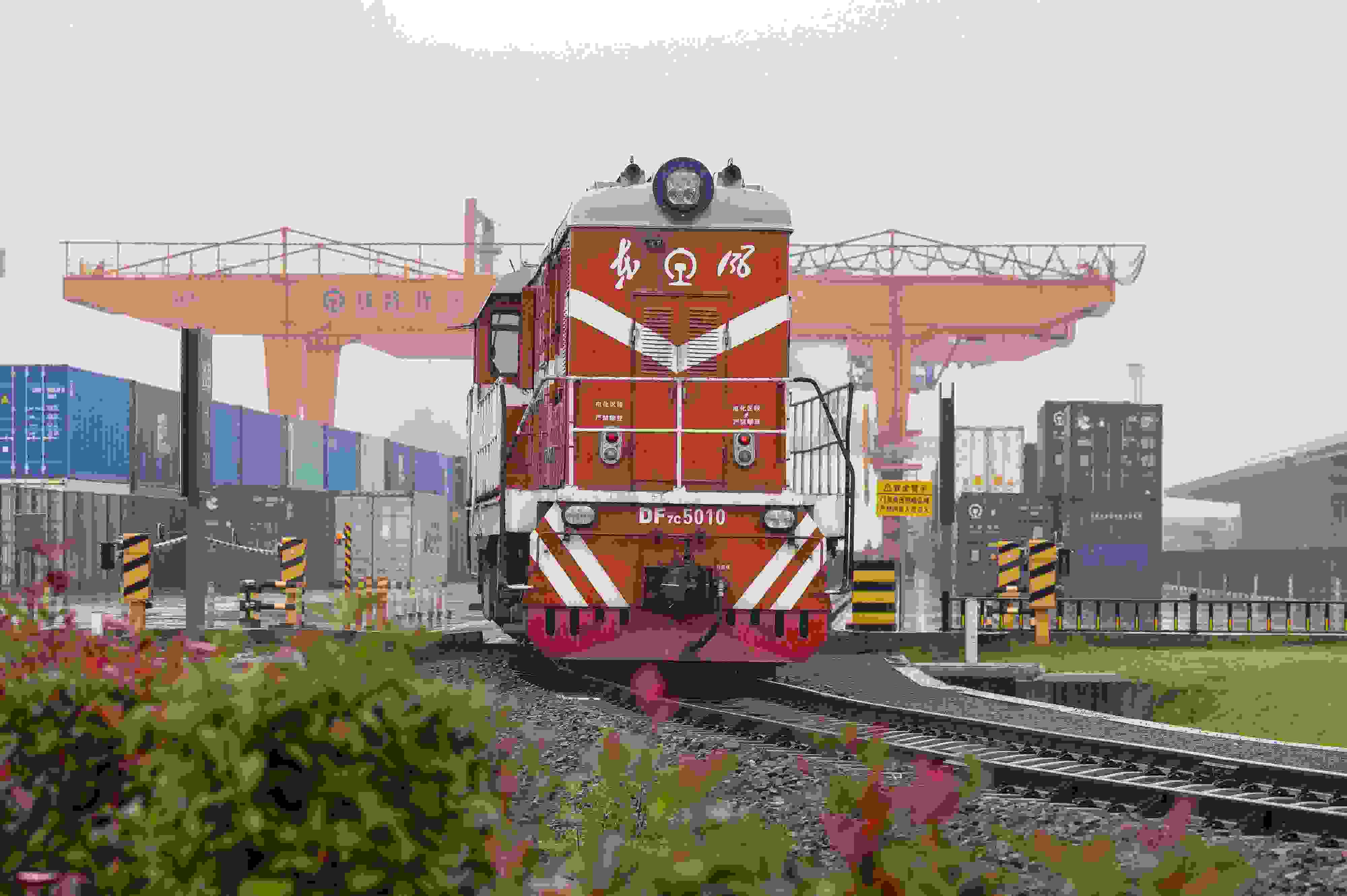 2024年5月5日，“五一”假期最后一天。在浙江省金華市金東區(qū)鐵路金華南站，一列滿載110標(biāo)箱的中歐班列緩緩啟程駛往匈牙利。