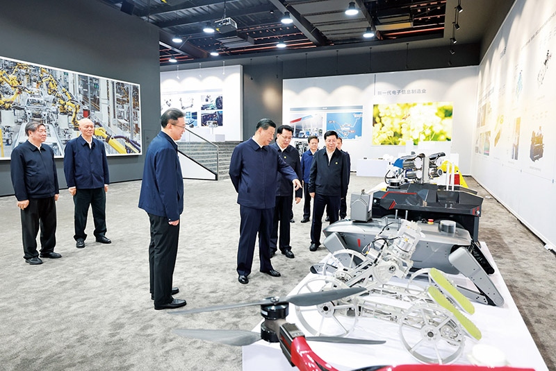 2024年4月22日至24日，中共中央總書記、國家主席、中央軍委主席習近平在重慶考察。這是22日下午，習近平參觀重慶科技創(chuàng)新和產業(yè)發(fā)展成果展示。 新華社記者 王曄/攝
