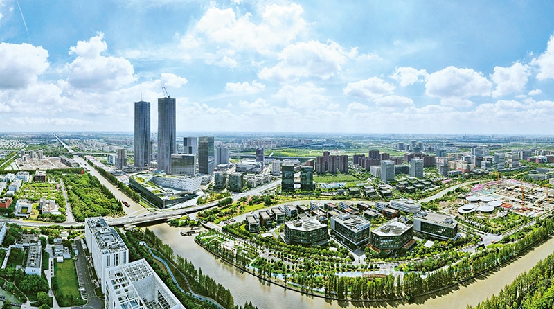 建立全國第一個國際貿(mào)易“單一窗口”，開設(shè)全國第一批自由貿(mào)易賬戶，設(shè)立全國第一家外商獨資醫(yī)院、第一家外商獨資公募基金公司、第一家外商獨資汽車制造企業(yè)……中國（上海）自由貿(mào)易試驗區(qū)掛牌以來，誕生了若干個“全國第一”，在制造業(yè)、金融業(yè)等數(shù)十個開放領(lǐng)域，實現(xiàn)一批全國首創(chuàng)項目落地。圖為上海自貿(mào)區(qū)張江片區(qū)（2023年9月10日攝，無人機照片）。 新華社記者 方喆/攝