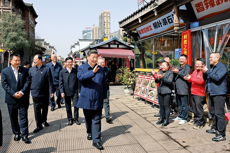 2024年3月18日至21日，中共中央總書記、國家主席、中央軍委主席習近平在湖南考察。這是19日上午，習近平在常德河街考察時，同店主和游客親切交流。 新華社記者 王曄/攝