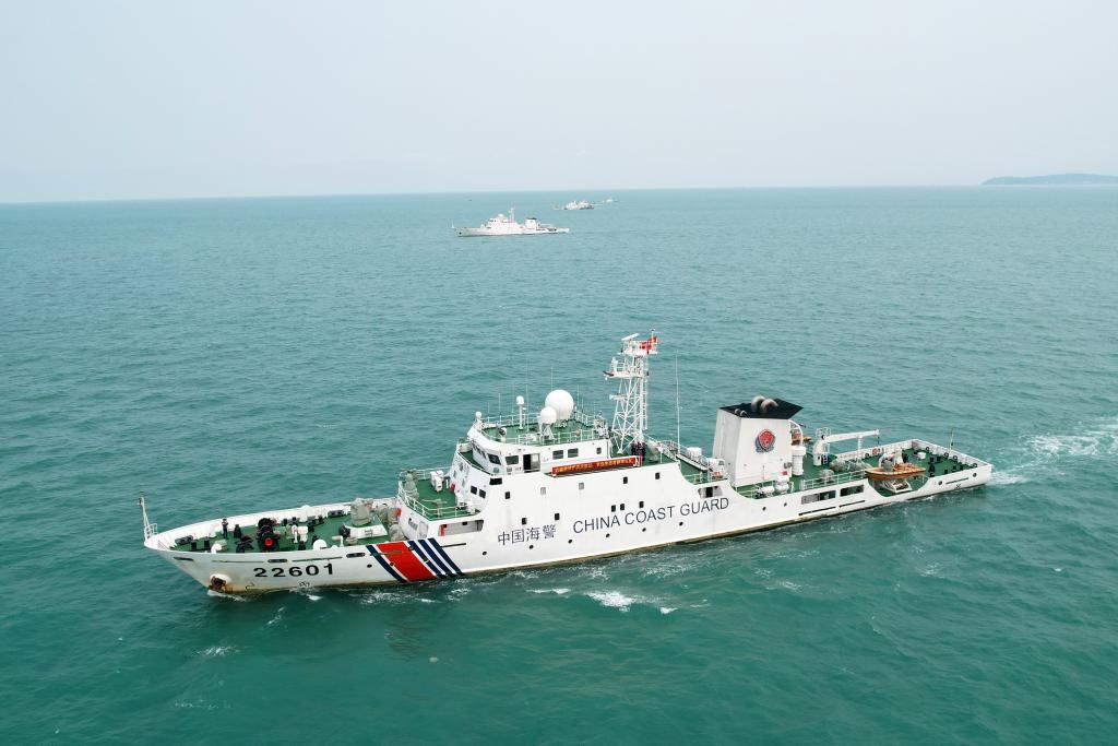 圖為5月14日海警艦艇編隊(duì)在巡航管控。（中國海警局南海分局供圖）