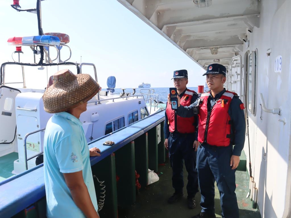 圖為5月12日海警執(zhí)法員登臨檢查漁船。（中國海警局南海分局供圖）
