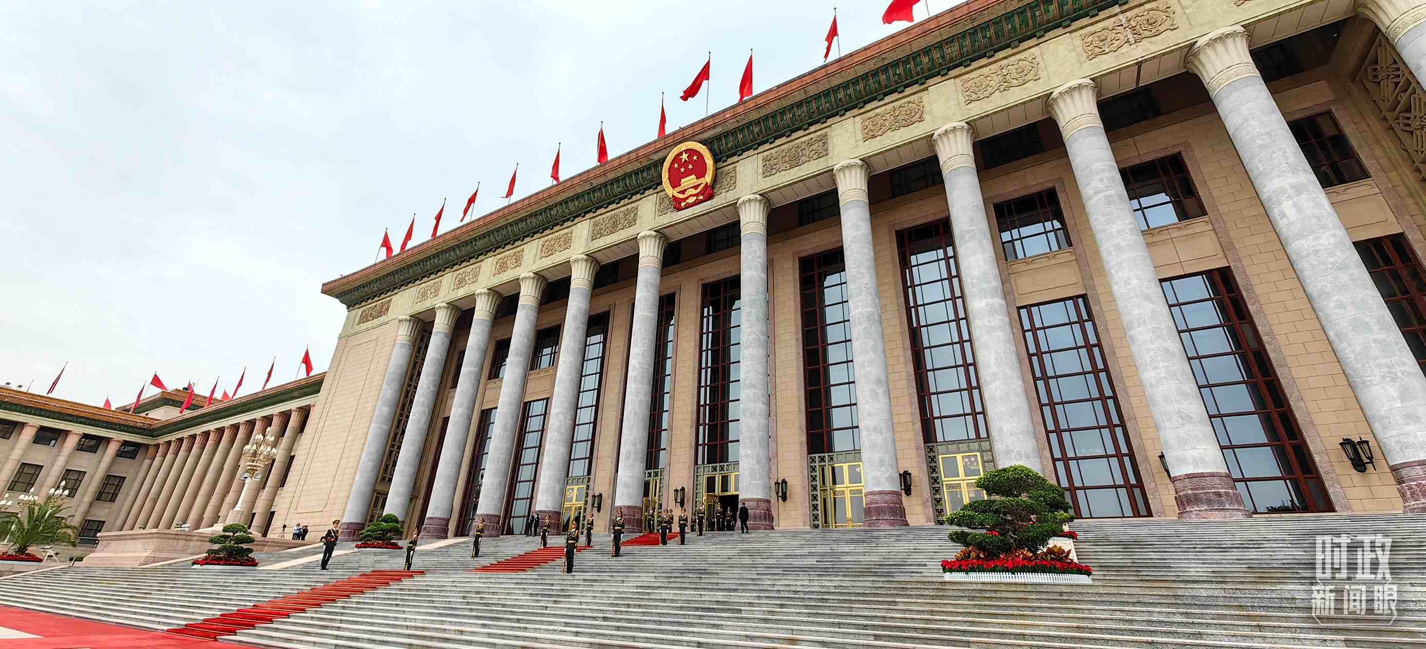 △人民大會(huì)堂東門外廣場(chǎng)。（總臺(tái)央視記者段德文拍攝）