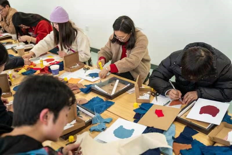 2024年2月，群眾在貴州省民族博物館老師帶領(lǐng)下開展拼布、拓印等非遺手工體驗活動。受訪者供圖