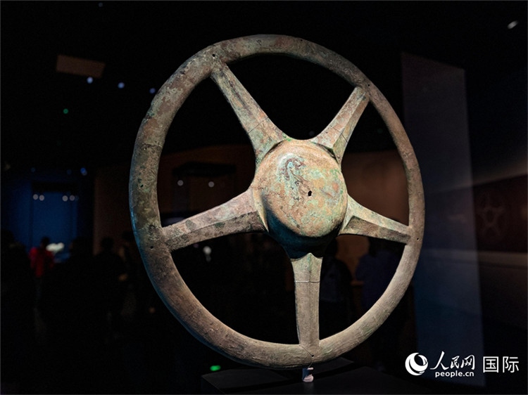 三星堆博物館中展出的太陽輪。人民網(wǎng)記者 羨江楠攝