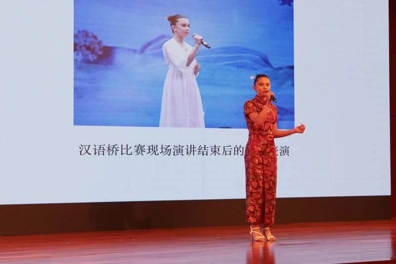 4、美國的中文愛好者譚木蘭在現(xiàn)場演唱歌曲《揮著翅膀的女孩》。 伊莎貝爾·羅德里格斯攝