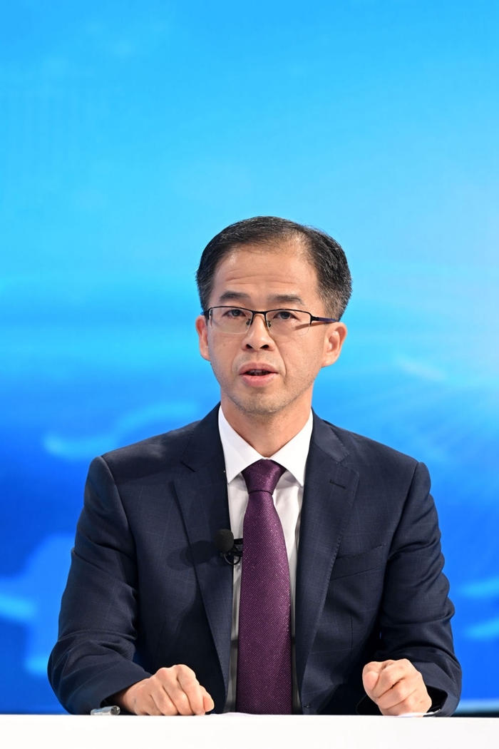 商務(wù)部政研室副主任丁維順在“中國(guó)經(jīng)濟(jì)圓桌會(huì)”錄制現(xiàn)場(chǎng)交流發(fā)言。新華社記者 金良快 攝