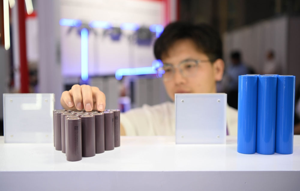 這是一家企業(yè)在第135屆廣交會(huì)上展出的鋰電池產(chǎn)品（2024年4月15日攝）。新華社記者 鄧華 攝