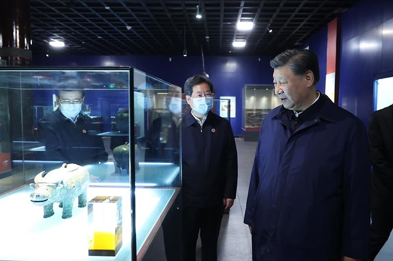 △2022年10月28日，習(xí)近平總書記在河南安陽(yáng)市殷墟博物館考察。