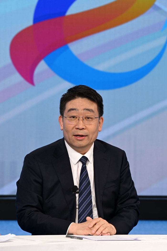 國(guó)家發(fā)展改革委產(chǎn)業(yè)司副司長(zhǎng)霍福鵬在“中國(guó)經(jīng)濟(jì)圓桌會(huì)”錄制現(xiàn)場(chǎng)交流發(fā)言。新華社記者 金良快 攝