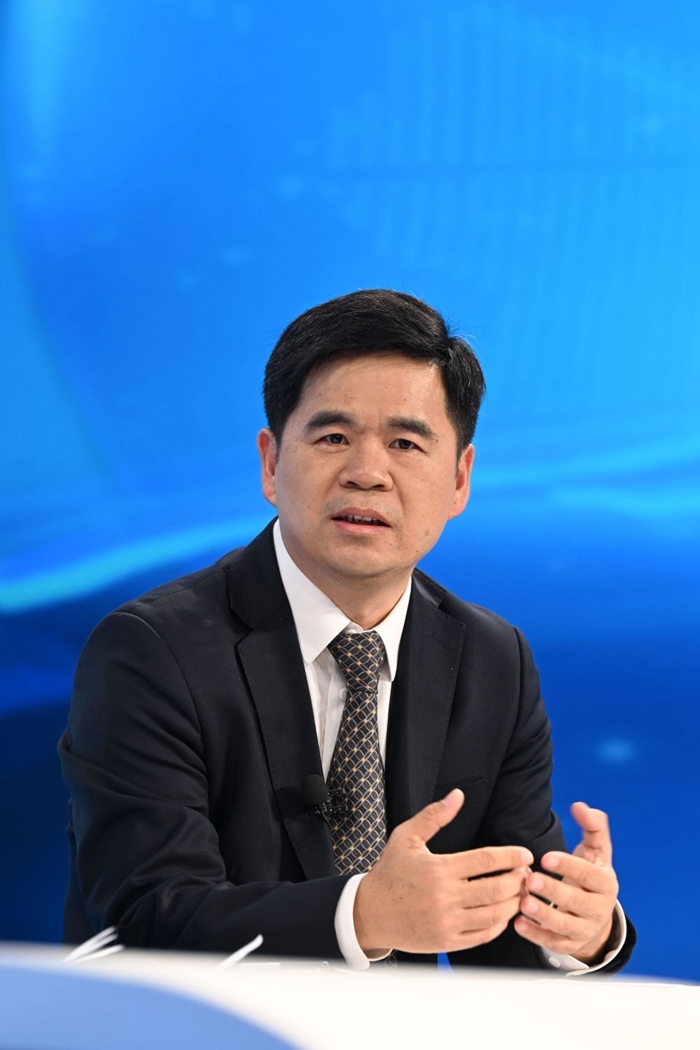 工業(yè)和信息化部運(yùn)行監(jiān)測(cè)協(xié)調(diào)局副局長(zhǎng)何海林在“中國(guó)經(jīng)濟(jì)圓桌會(huì)”錄制現(xiàn)場(chǎng)交流發(fā)言。新華社記者 金良快 攝
