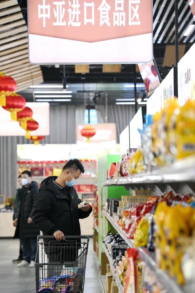 在位于西安浐灞國際港的愛菊健康生活體驗館，消費者挑選中亞進口食品。新華社記者李一博 攝