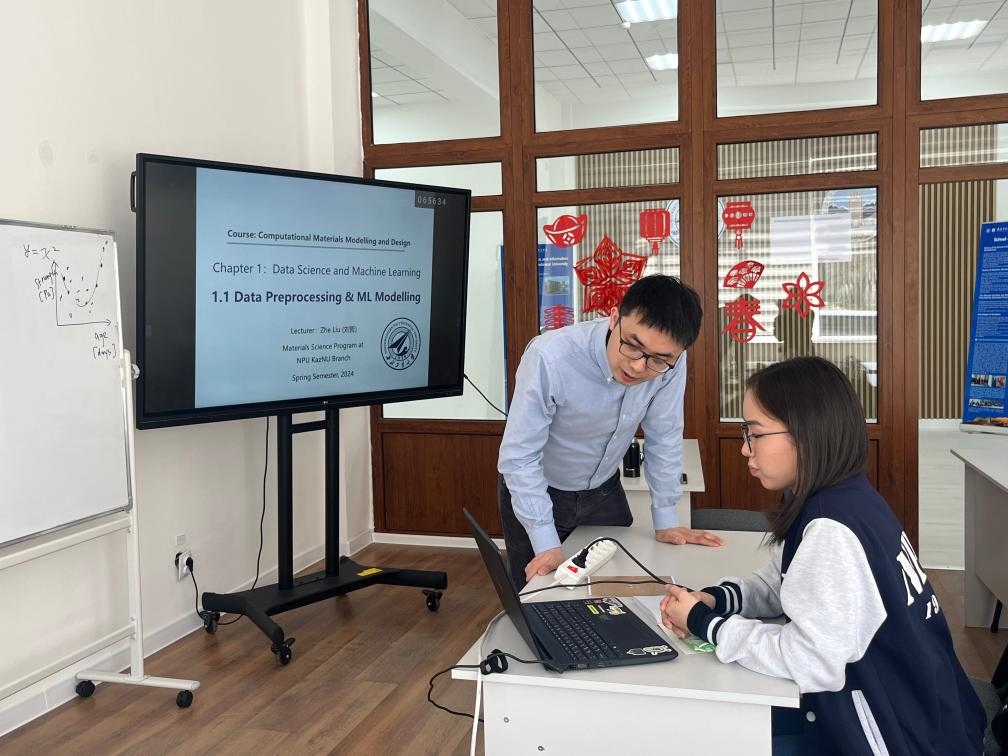 2024年4月，西北工業(yè)大學材料學院劉哲教授在西北工業(yè)大學哈薩克斯坦分校授課。（西北工業(yè)大學供圖）