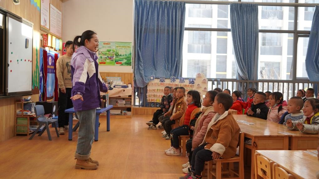  孩子們在昭覺縣易地扶貧搬遷縣城集中安置點沐恩邸社區(qū)幼兒園上課。新華社記者 尹恒 攝