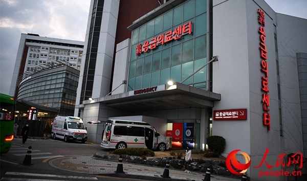 首爾大學醫(yī)院急診室外，救護車準備出發(fā)。 人民網(wǎng) 李帆攝