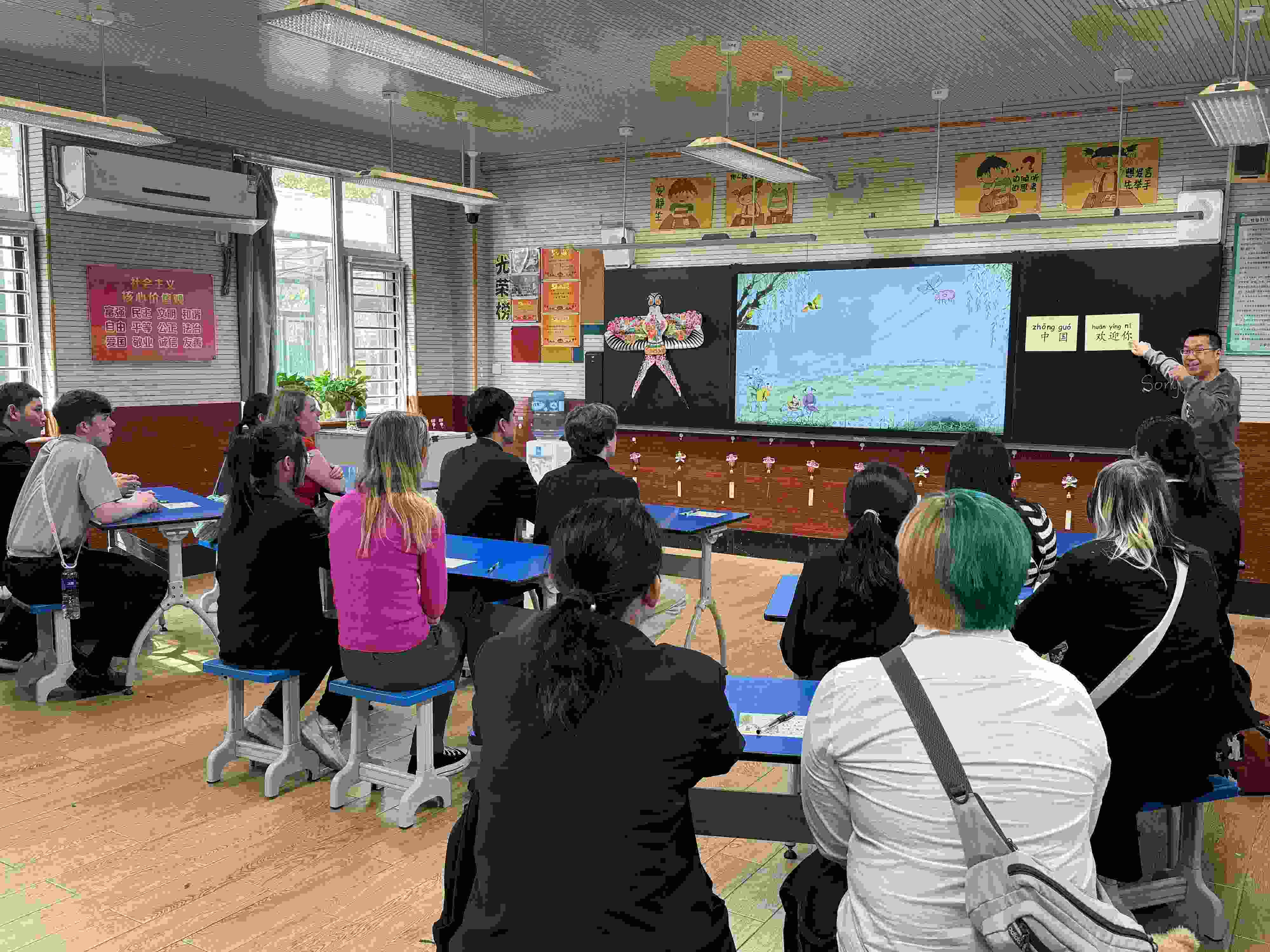 2024年4月20日，美國艾奧瓦州馬斯卡廷高中“友誼傳承”研學團來到石家莊外國語學校，中美學生同上一節(jié)中文課。