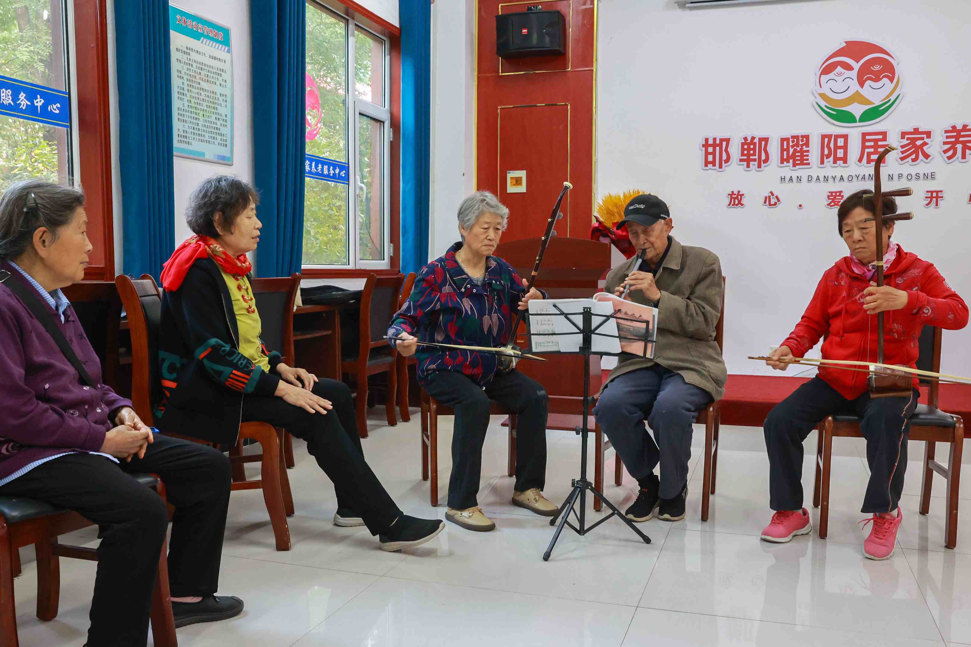 △ 近年來(lái)，在以習(xí)近平同志為核心的黨中央堅(jiān)強(qiáng)領(lǐng)導(dǎo)下，從探索建立國(guó)家基本養(yǎng)老服務(wù)清單制度，到構(gòu)建居家社區(qū)機(jī)構(gòu)相協(xié)調(diào)的“中國(guó)式”養(yǎng)老服務(wù)體系，再到理順養(yǎng)老服務(wù)監(jiān)管機(jī)制，一項(xiàng)項(xiàng)養(yǎng)老服務(wù)領(lǐng)域改革“實(shí)招”“硬招”不斷落地見(jiàn)效。圖為河北省邯鄲市邯山區(qū)曜陽(yáng)養(yǎng)老服務(wù)中心內(nèi)，老人在學(xué)習(xí)樂(lè)器演奏。