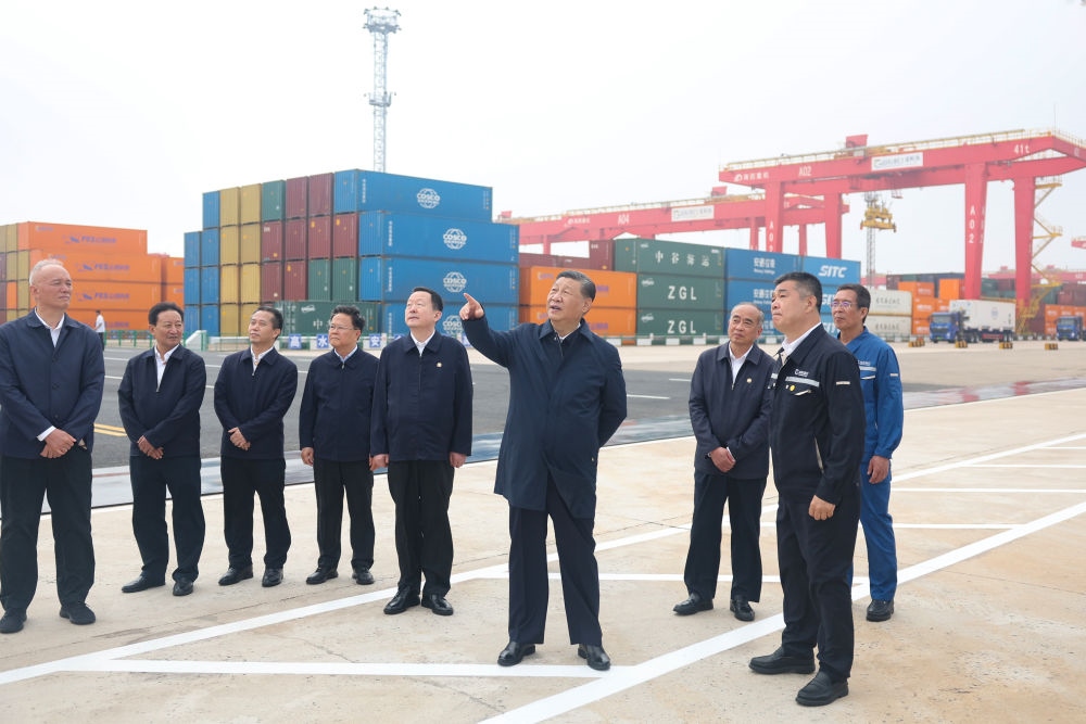 5月22日下午，習近平總書記在山東省日照市考察調(diào)研。他來到日照港，了解當?shù)赝七M港口智慧化綠色化建設(shè)、擴大對外開放等情況。