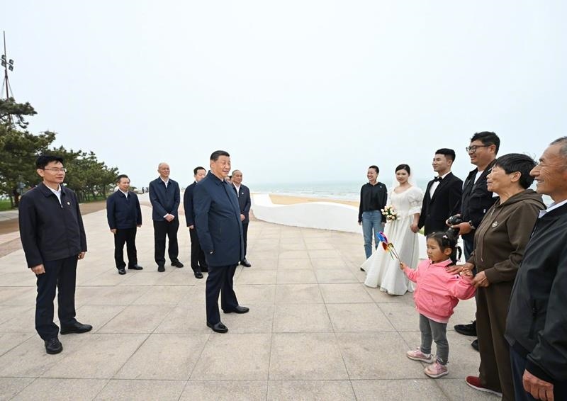 5月22日，在山東日照考察調(diào)研的習(xí)近平總書(shū)記來(lái)到陽(yáng)光海岸綠道，同市民游客親切交流。