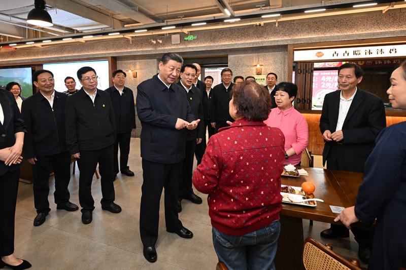 4月22日，在重慶考察的習(xí)近平總書(shū)記來(lái)到九龍坡區(qū)謝家灣街道民主村社區(qū)，察看小區(qū)改造和便民服務(wù)情況。