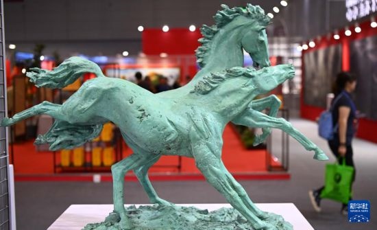 5月24日在第二十屆中國(guó)（深圳）國(guó)際文化產(chǎn)業(yè)博覽交易會(huì)俄羅斯美術(shù)協(xié)會(huì)展臺(tái)拍攝的馬雕塑作品。新華社記者 鄧華 攝