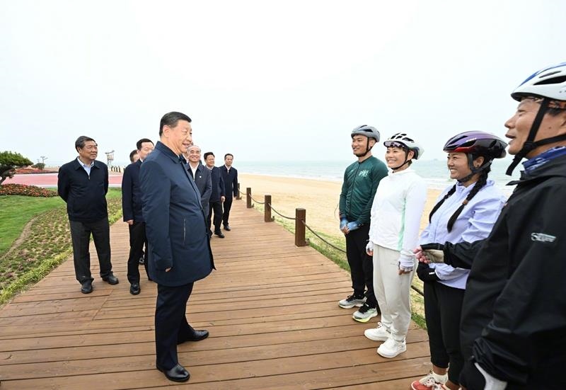 5月22日，在山東日照考察調(diào)研的習(xí)近平總書(shū)記來(lái)到陽(yáng)光海岸綠道，和騎行愛(ài)好者親切交流。