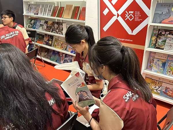 馬來西亞讀者在中國聯(lián)合展臺翻閱中國書籍。 中國圖書進(jìn)出口（集團(tuán)）有限公司供圖
