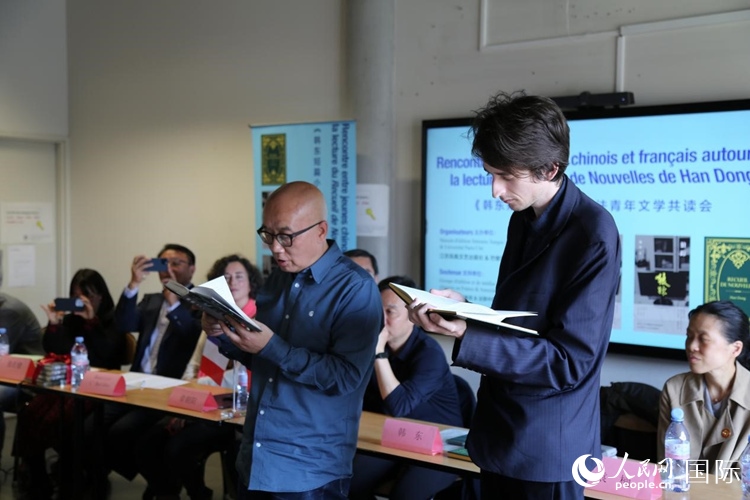 法國學(xué)子與作家韓東共讀小說選段。人民網(wǎng)記者 于超凡攝