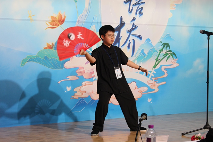 參賽選手在比賽中進行中華才藝展示。
