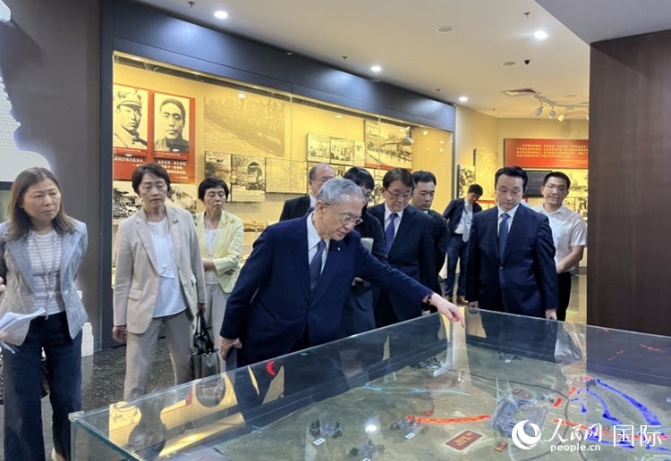 創(chuàng)價(jià)學(xué)會會長原田稔（中）與青年代表團(tuán)成員訪問中國人民抗日戰(zhàn)爭紀(jì)念館。人民網(wǎng)記者 陳思攝