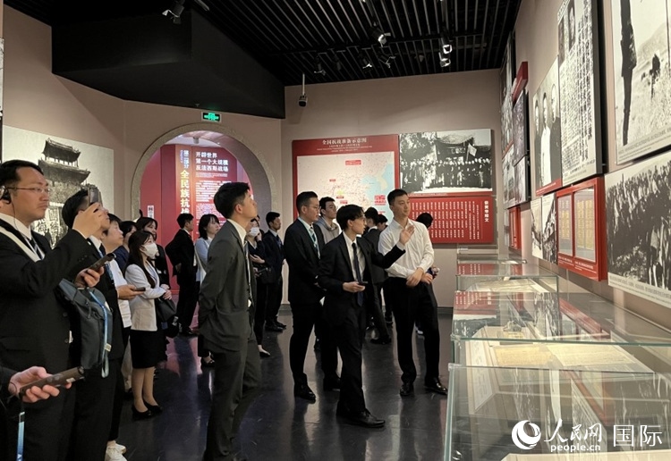 創(chuàng)價(jià)學(xué)會青年代表團(tuán)成員在中國人民抗日戰(zhàn)爭紀(jì)念館參觀。人民網(wǎng)記者 陳思攝