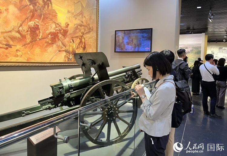 創(chuàng)價(jià)學(xué)會青年代表團(tuán)成員在中國人民抗日戰(zhàn)爭紀(jì)念館參觀。人民網(wǎng)記者 陳思攝