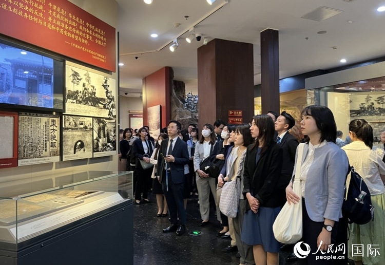 創(chuàng)價(jià)學(xué)會青年代表團(tuán)成員在中國人民抗日戰(zhàn)爭紀(jì)念館參觀。人民網(wǎng)記者 陳思攝