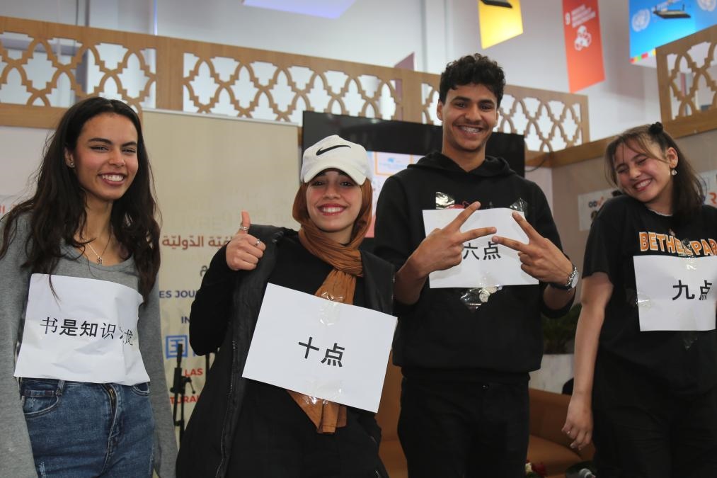 2024年4月24日，突尼斯高中生在首都突尼斯市舉辦的突尼斯國際書展上表演漢語節(jié)目。新華社發(fā)（阿代爾攝）