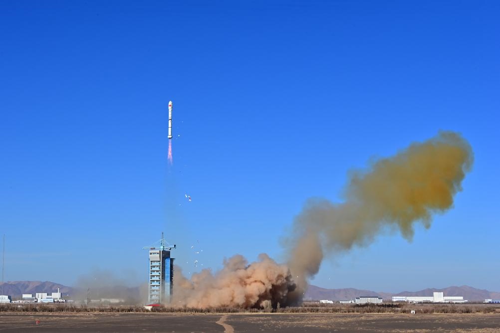2023年12月4日，中國(guó)在酒泉衛(wèi)星發(fā)射中心使用長(zhǎng)征二號(hào)丙運(yùn)載火箭，成功將援埃及二號(hào)衛(wèi)星發(fā)射升空，衛(wèi)星順利進(jìn)入預(yù)定軌道，發(fā)射任務(wù)獲得圓滿成功。新華社發(fā)（汪江波 攝）