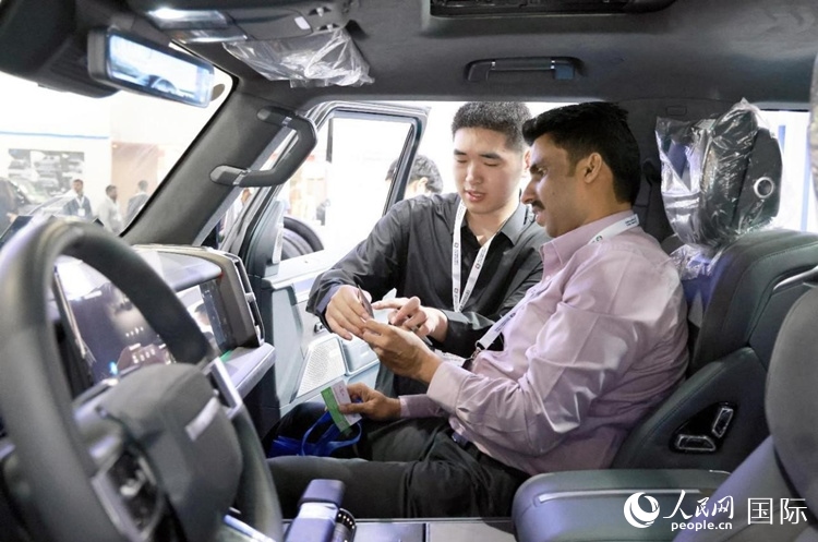 客戶在了解中國產(chǎn)汽車。人民網(wǎng)記者 管克江攝