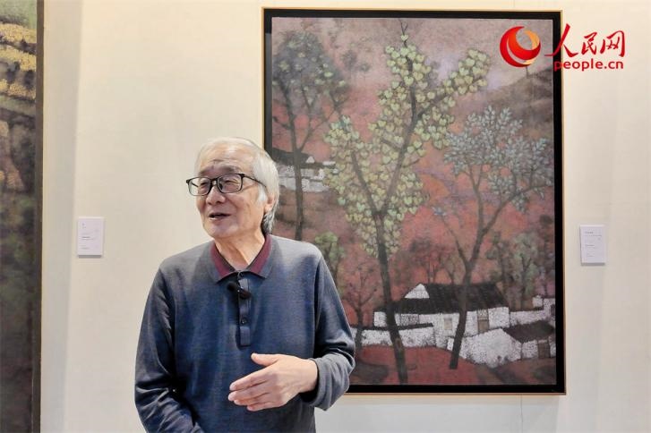 中央文史研究館書畫院院部委員、清華大學(xué)吳冠中藝術(shù)研究中心副主任王秦生正在接受人民網(wǎng)的采訪。人民網(wǎng)記者 劉微攝