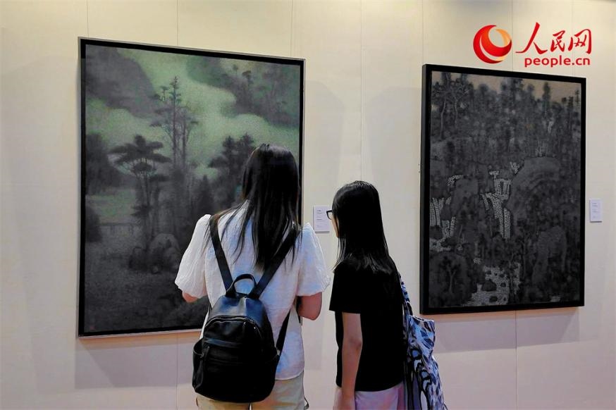 觀眾正在觀賞王秦生畫作《云山幽趣》。人民網(wǎng)記者 劉微攝