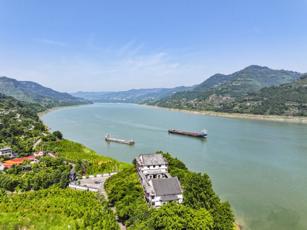 長(zhǎng)江重慶萬(wàn)州段景象（2024年5月15日攝，無(wú)人機(jī)照片）。新華社記者 王全超 攝