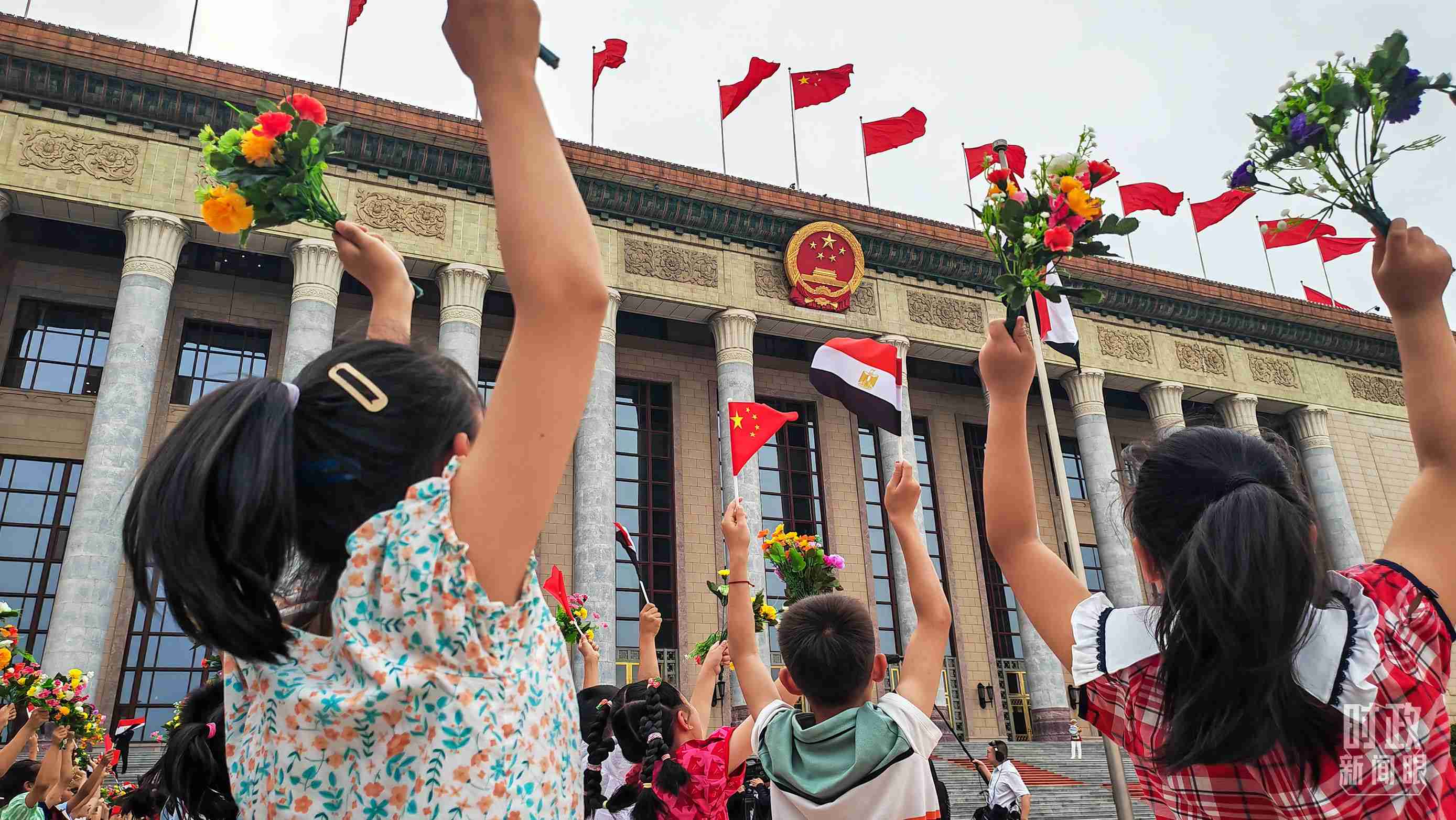 △5月29日下午，習(xí)近平主席舉行儀式歡迎埃及總統(tǒng)塞西訪華。圖為歡迎儀式現(xiàn)場的少年兒童。（總臺(tái)央視記者劉琦拍攝）