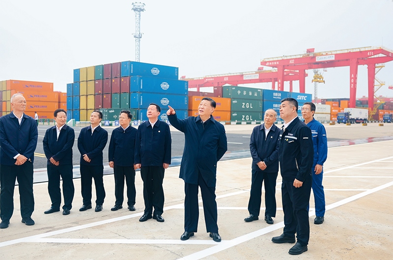 2024年5月22日至24日，中共中央總書記、國家主席、中央軍委主席習(xí)近平在山東考察。這是22日下午，習(xí)近平在日照港察看全自動化集裝箱碼頭作業(yè)場景。 新華社記者 鞠鵬/攝