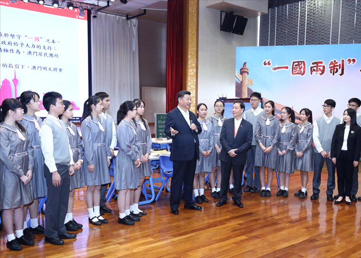 2019年12月19日，習(xí)近平總書記來到澳門濠江中學(xué)附屬英才學(xué)校，和師生親切交流。
