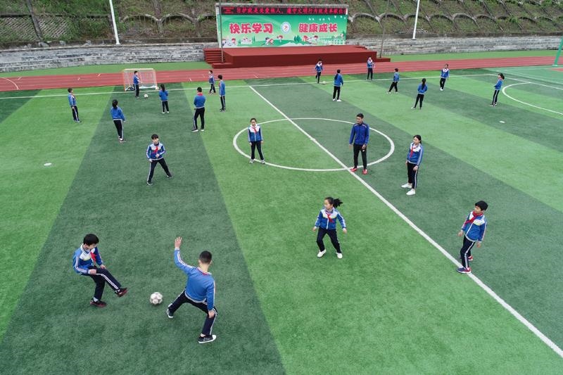 陜西安康平利縣老縣鎮(zhèn)中心小學(xué)的學(xué)生在操場上踢球。