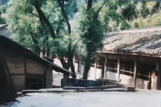 這是之江小學(xué)的前身——四川省南充市嘉陵區(qū)一所山區(qū)小學(xué)的校舍（資料照片翻拍）。