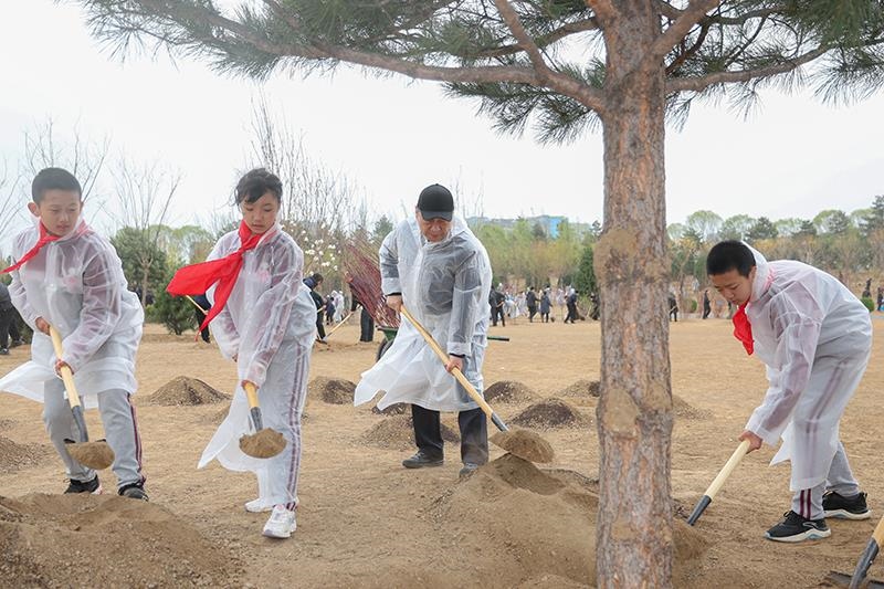 2023年4月4日，習(xí)近平總書記來到北京市朝陽區(qū)東壩中心公園參加首都義務(wù)植樹活動。這是總書記同孩子們一起植樹。