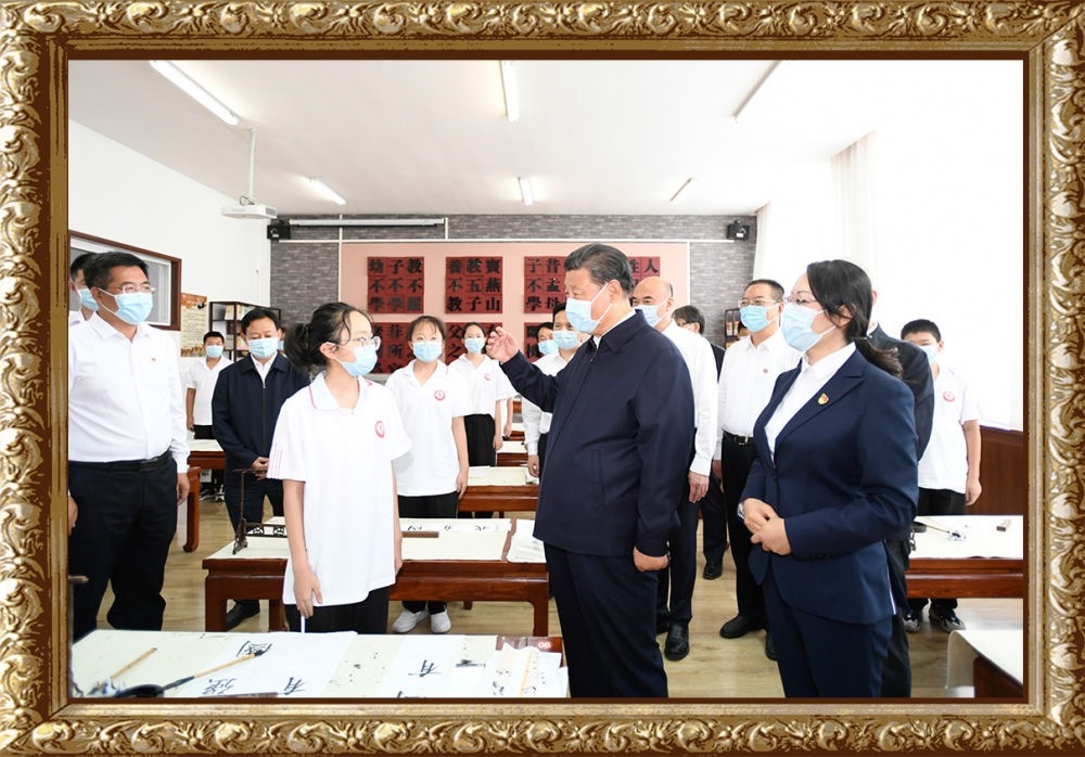 2021年9月13日至14日，習(xí)近平總書記在陜西省榆林市考察。14日上午，習(xí)近平在綏德實驗中學(xué)考察時，同正在練習(xí)書法的學(xué)生親切交流。